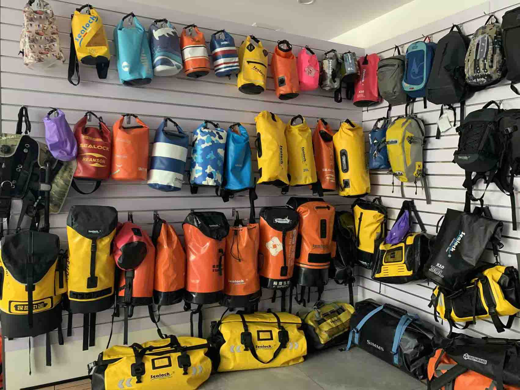 Saco seco impermeável para rafting: recursos essenciais para proteção em corredeiras