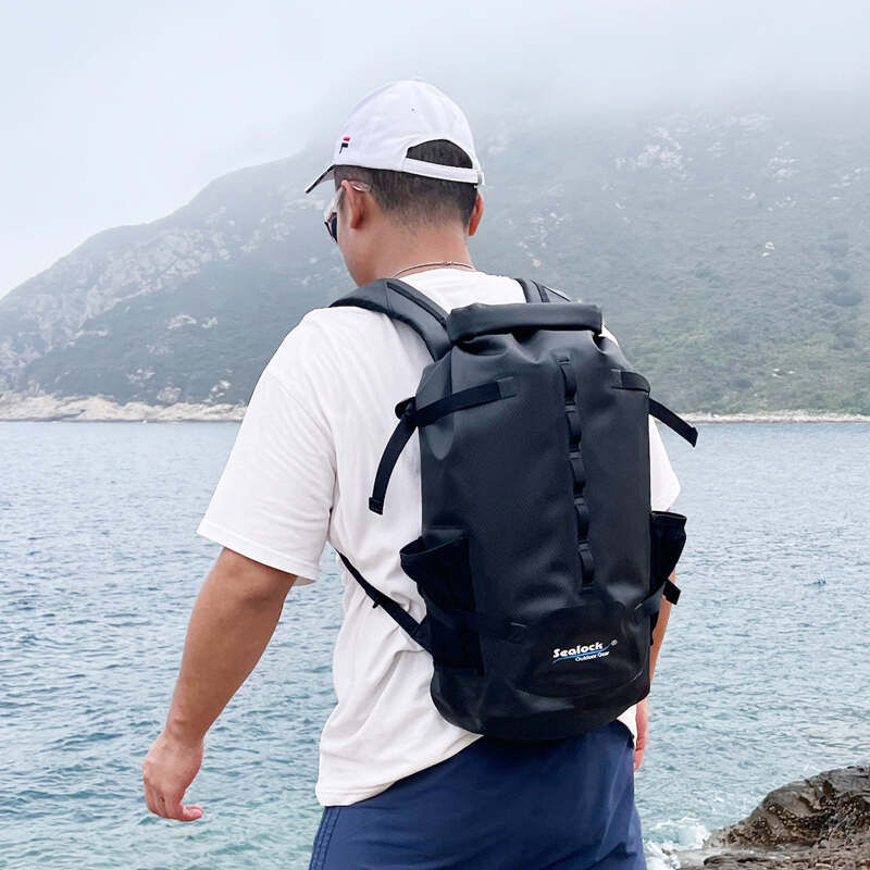 Mochila leve à prova d'água: escolhas de materiais e considerações de peso