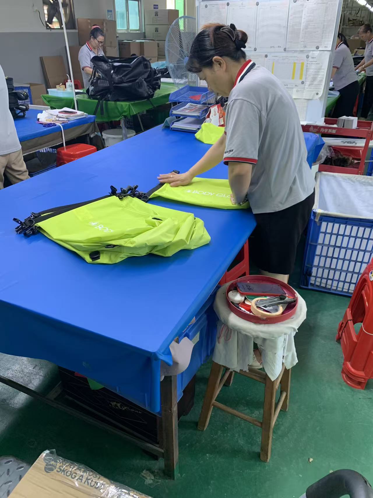 Como um pedido de saco seco roll-top de alta visibilidade é costurado, verificado e embalado