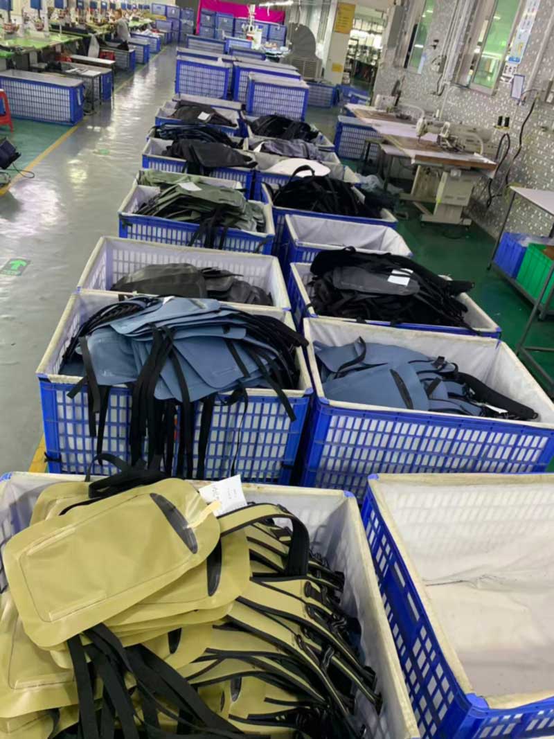 Seis cores de uma mochila na mesma linha