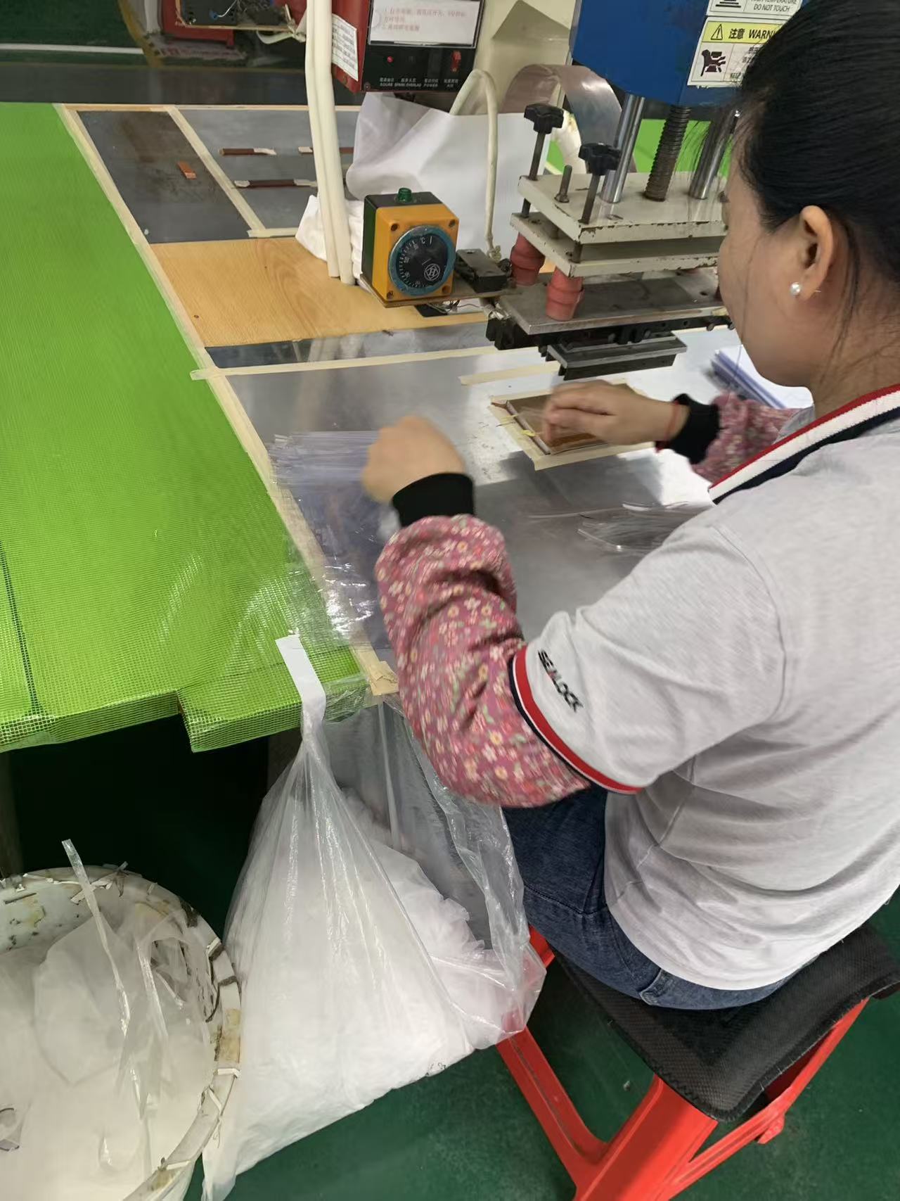 Operator high-frequency welding clear TPU window panels